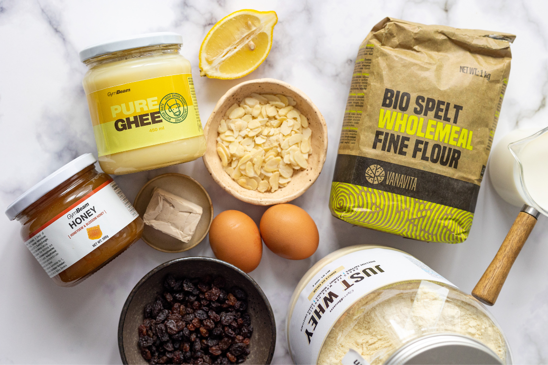 Słodki chlebek wielkanocny z miodem i migdałami - składniki