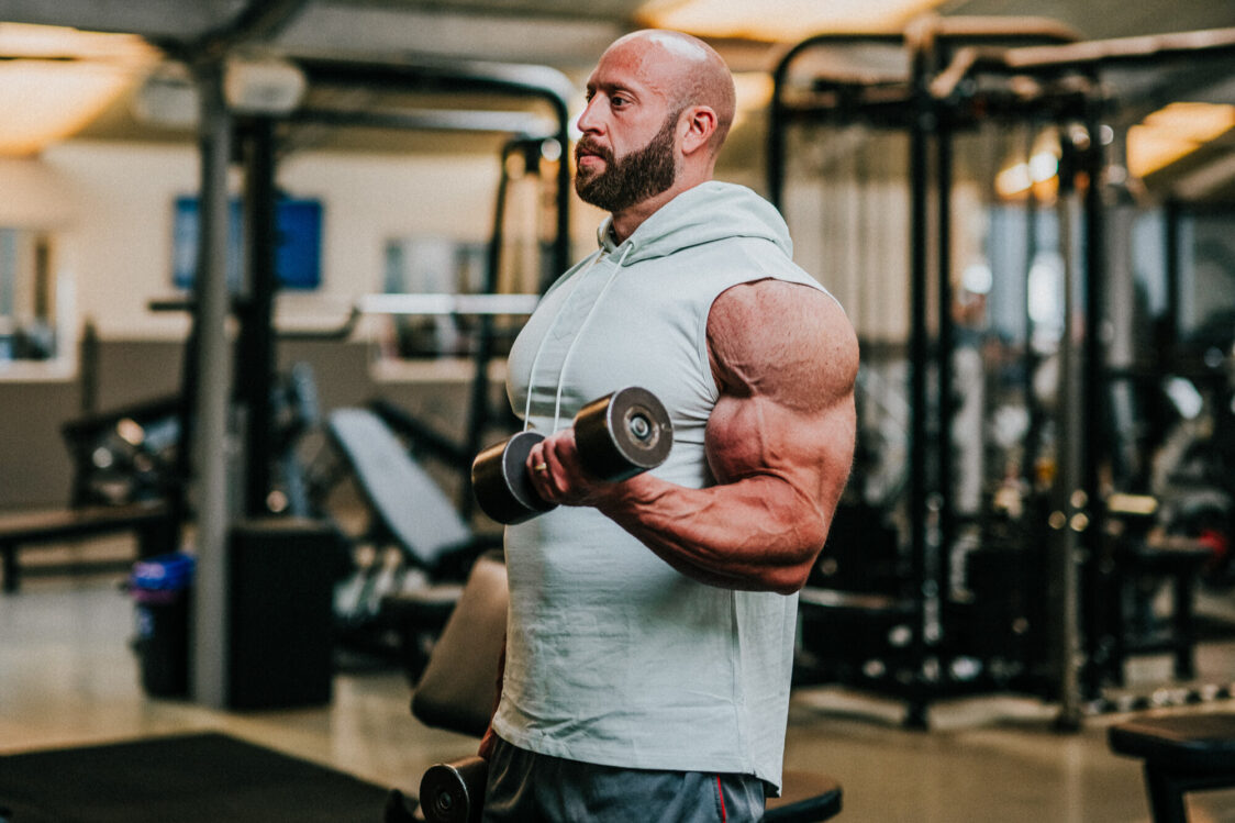 Trening siłowy z hantlami