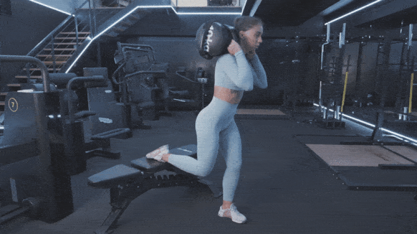 Przysiad bułgarski z workiem powerbag Przysiad bułgarski z workiem powerbag