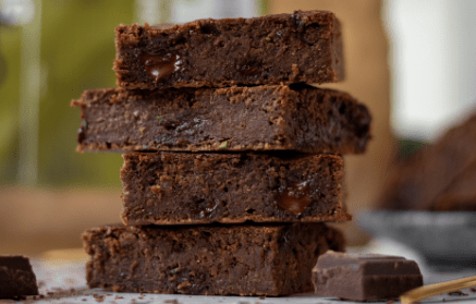 Przepis fitness: Miękkie brownies z cukinii z czekoladą