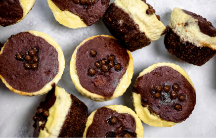 Przepis fitness: Czekoladowe muffiny z nadzieniem serowym