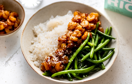 Przepis fitness: Krewetki po azjatycku w sosie słodko-słonym z ryżem