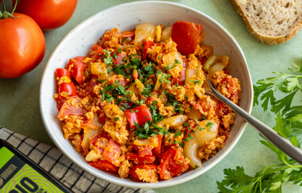 Przepis fitness: Gulasz warzywny z jajkiem