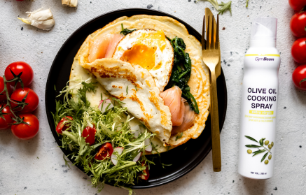 Przepis fitness: Wytrawne crêpes białkowe ze szpinakiem, łososiem i jajkiem sadzonym