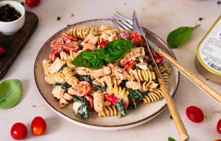 Przepis fitness: Kremowy makaron z łososiem