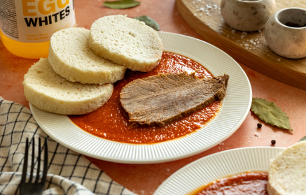 Przepis fitness: sos pomidorowy z wołowiną i kluskami białkowymi