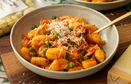 Przepis fitness: Gnocchi pieczone z kurczakiem i sosem pomidorowym