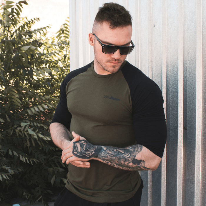 Męski koszulka z dopasowanymi rękawami Military Green Black - GymBeam