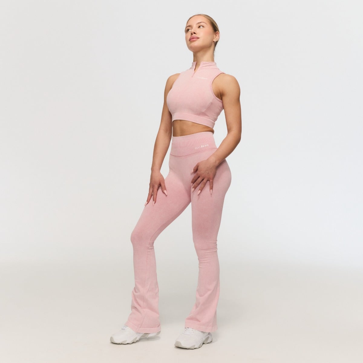 Bezszwowy biustonosz sportowy Fierce Baby Pink - GymBeam