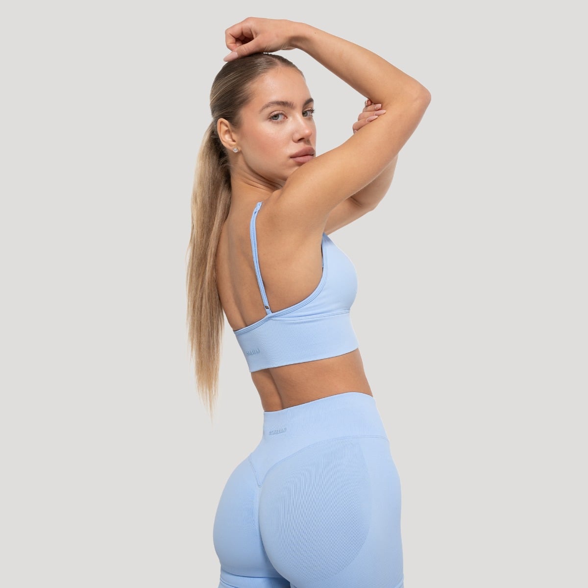 GymBeam Luma Sports Bra Baby Blue - Rozmiar: XL | Kolor: Niebieski | Waga: 0,126 g | Opakowanie: 108 · záber 6