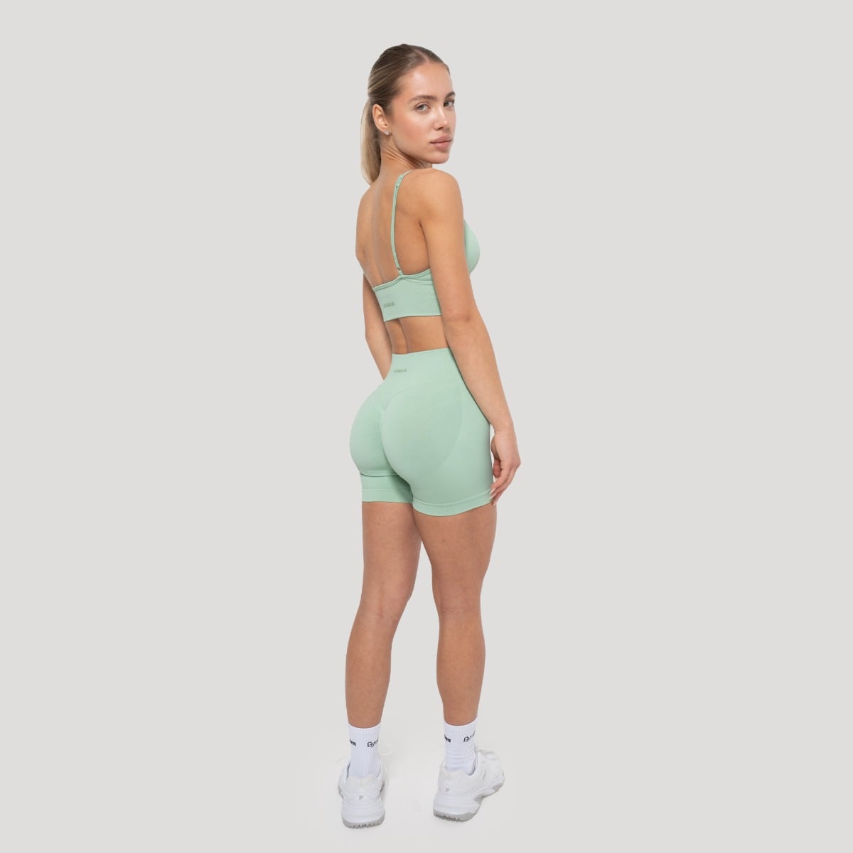GymBeam Luma Sports Bra Pistachio - Rozmiar: M | Kolor: Zielony | Waga: 0,092 g | Opakowanie: 130 · záber 7