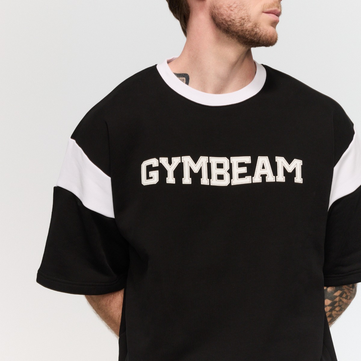 GymBeam Premium Heavyweight Varsity T-Shirt Black - Rozmiar: M | Kolor: Czarny | Waga: 0,6132 g | Opakowanie: 22 · záber 9