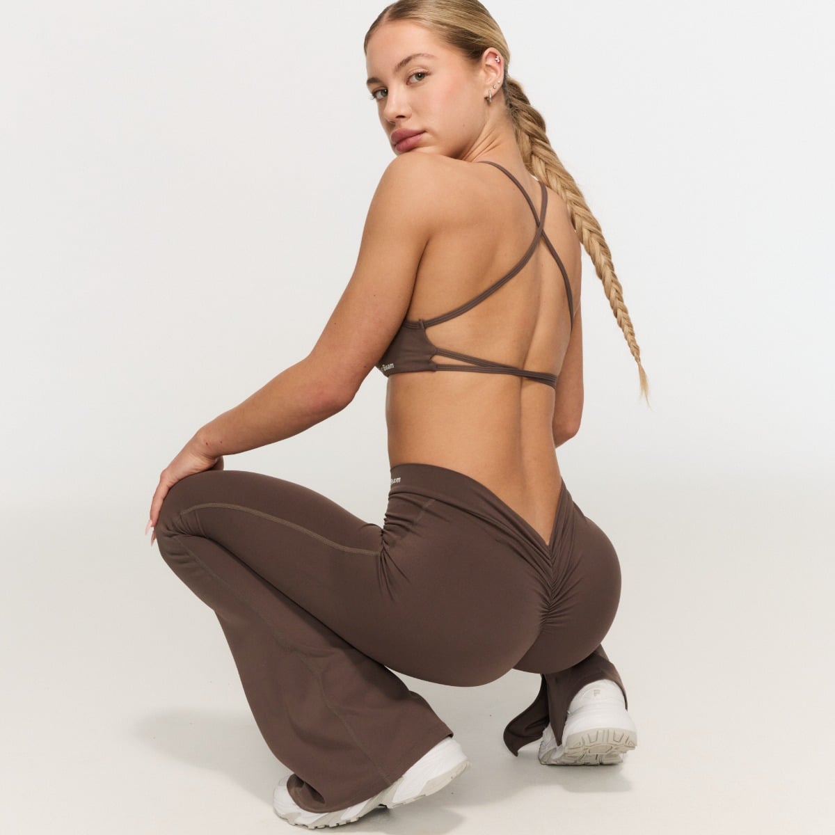 GymBeam Women‘s Fierce V-back Pants Cappuccino - Rozmiar: L | Kolor: Brązowy | Waga: 0,232 g | Opakowanie: 80 · záber 7