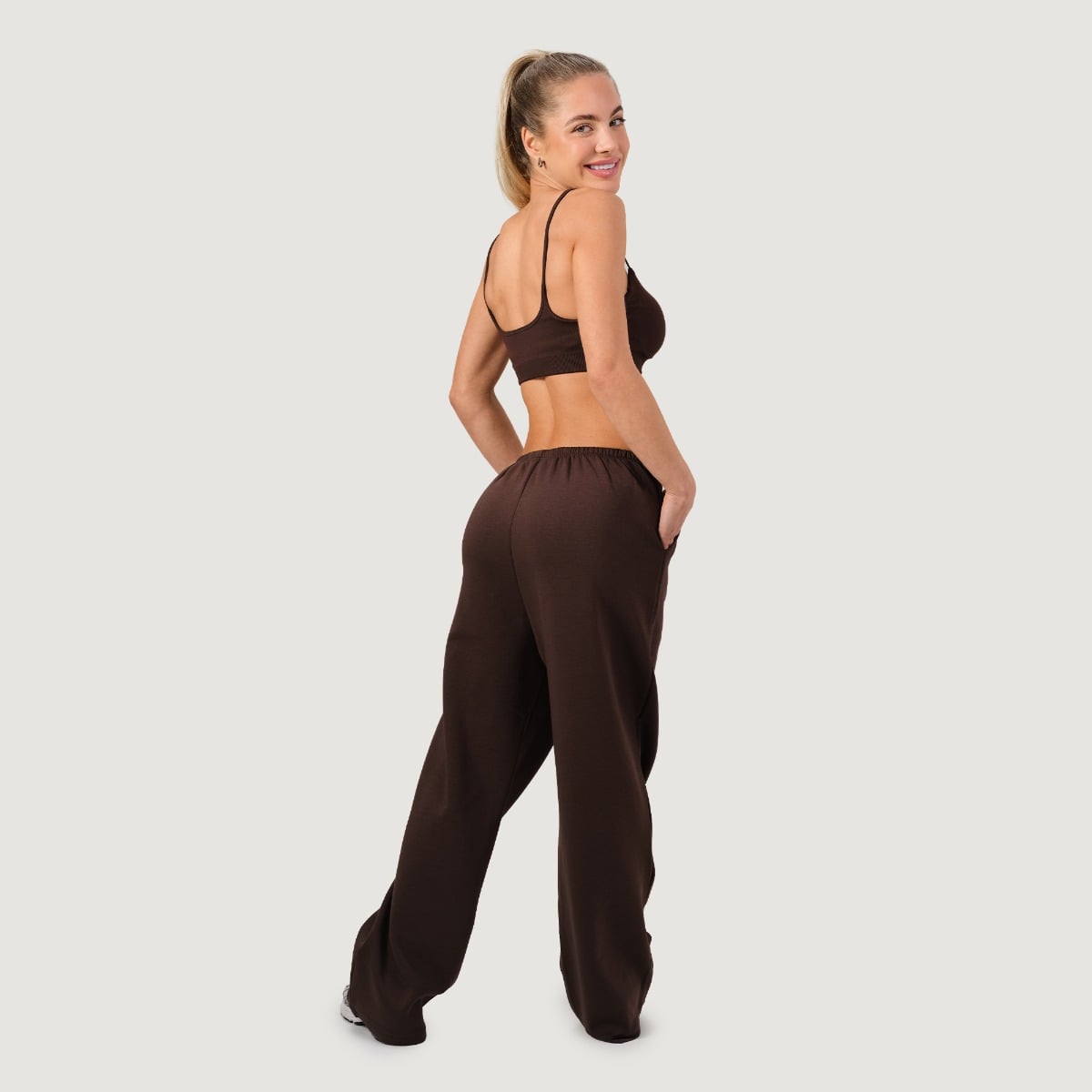 GymBeam Women‘s NEO Joggers Mocha - Rozmiar: XL | Kolor: Brązowy | Waga: 0,624 g | Opakowanie: 34 · záber 10