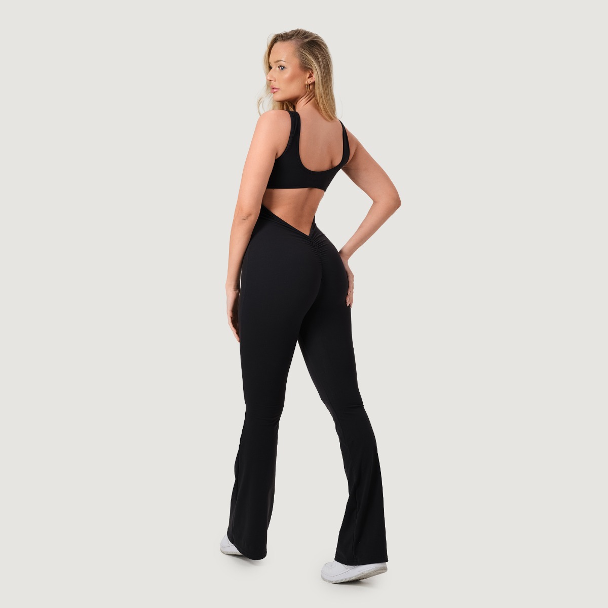 GymBeam Women‘s NEO Jumpsuit Black - Rozmiar: XS | Kolor: Czarny | Waga: 0,285 g | Opakowanie: 50 · záber 7