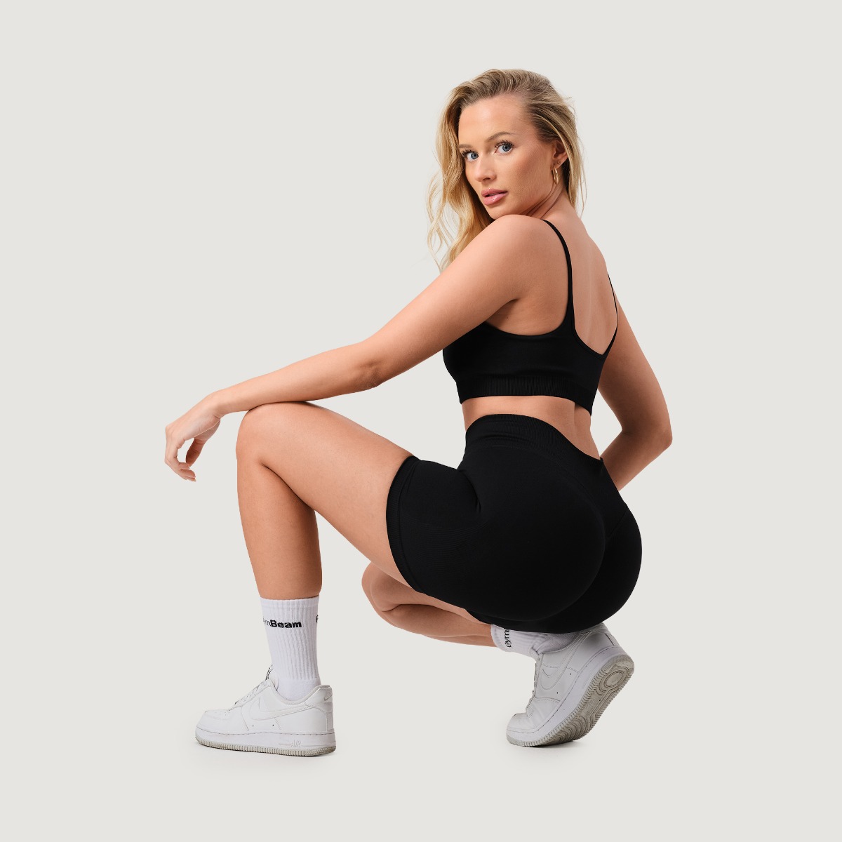 GymBeam Women‘s NEO Seamless Shorts Black - Rozmiar: XS | Kolor: Czarny | Waga: 0,132 g | Opakowanie: 120 · záber 6