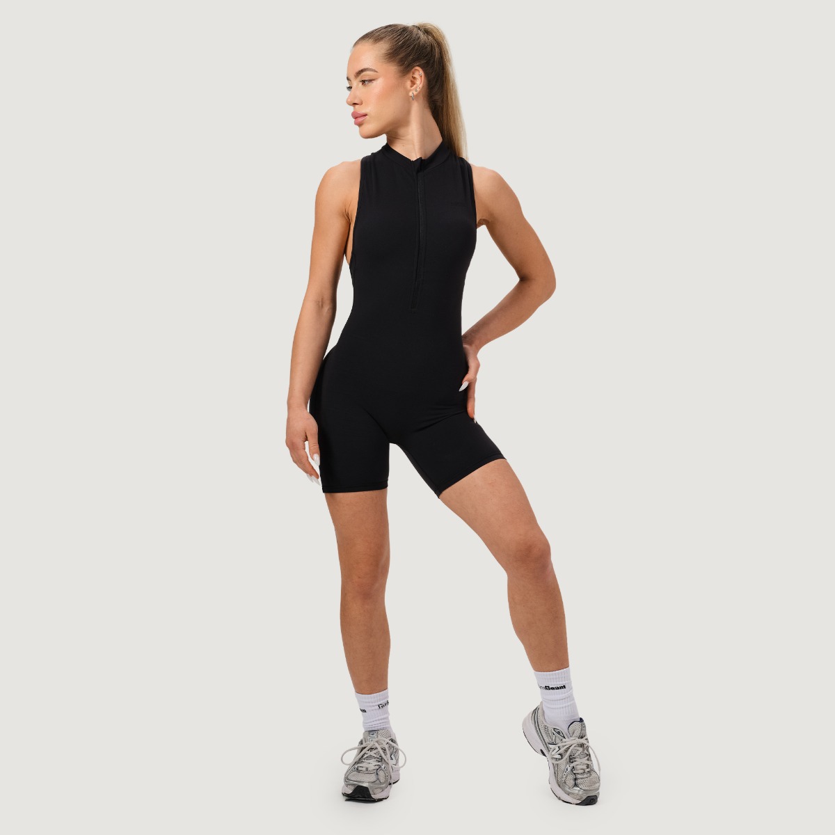 GymBeam Women‘s NEO Zip-Up Jumpsuit Black - Rozmiar: XS | Kolor: Czarny | Waga: 0,16 g | Opakowanie: 65 · záber 8