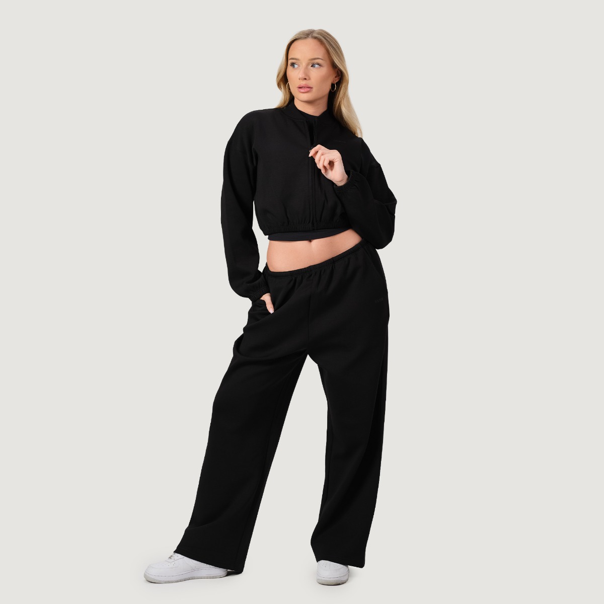 GymBeam Women‘s NEO Zip-Up Sweatshirt Black - Rozmiar: XS | Kolor: Czarny | Waga: 0,3333 g | Opakowanie: 55 · záber 6